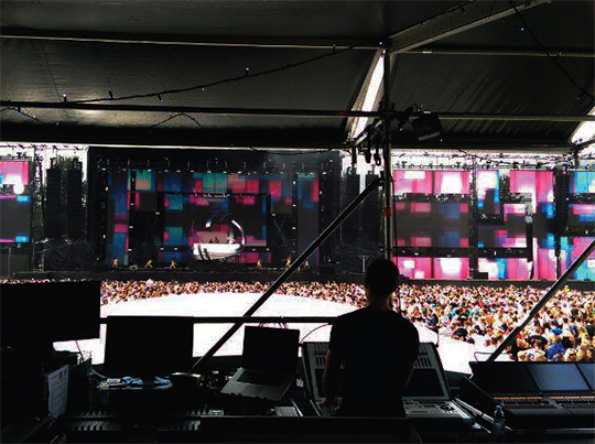 LED-screens-surrounding-all-360-degrees