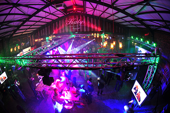 SHOWING OFF SEXY SINGLES IN THEIR BEST LIGHT